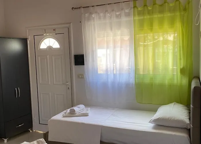 Guest House Dhermi ゲストハウス 3*